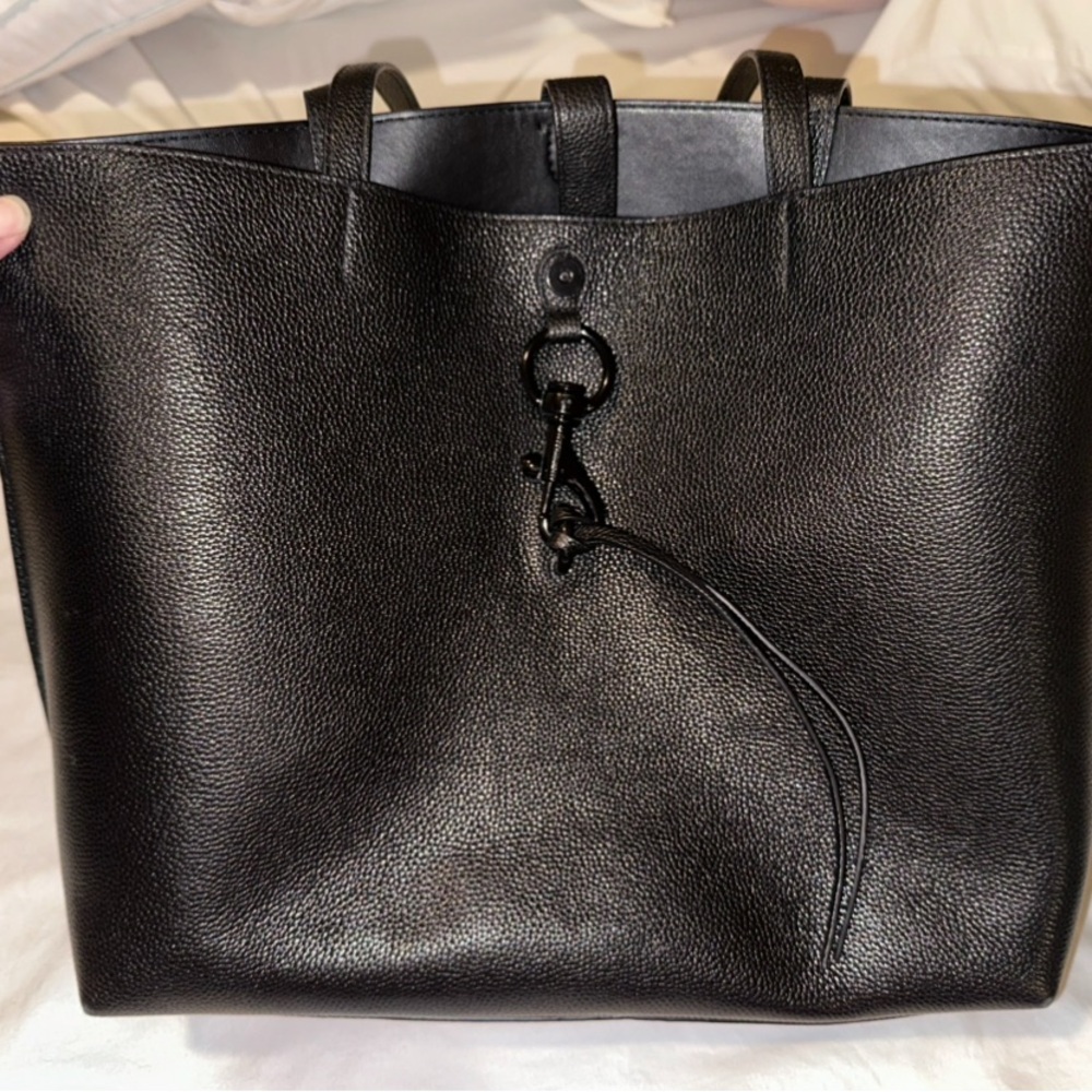 New never used 👜👛

Elegant Black Leather Tote Bag